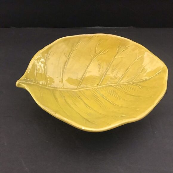 Vietri Italy Italian Pottery chartreuse leaf bowl - Picture 1 of 3